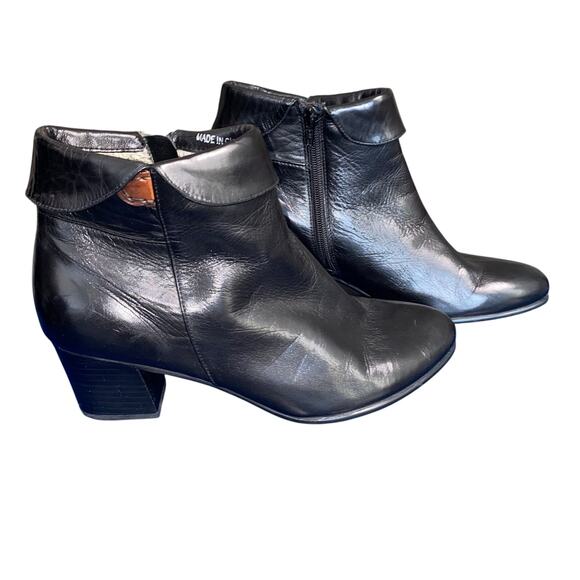 Black Leather Shearling Lined Ankle Boots Italy Block Heel Retro Mod Artsy SZ 9 - Picture 1 of 7